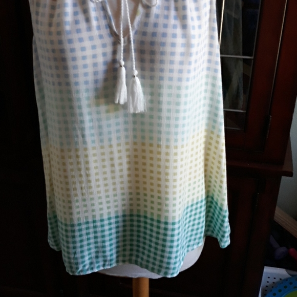 Lauren Conrad Sleeveless Tank. - Picture 3 of 7